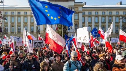 Polacos denuncian medidas antidemocráticas del Gobierno conservador