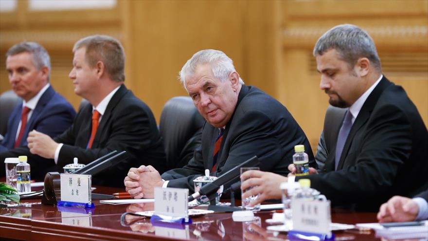 Milos Zeman (segundo desde dcha.), presidente de la República Checa.