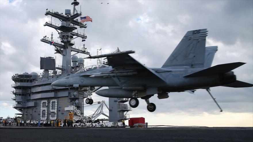 Un caza F-18 Super Hornet aterriza sobre el portaaviones estadounidense USS Eisenhower en la costa de Virginia. 10 de diciembre de 2015