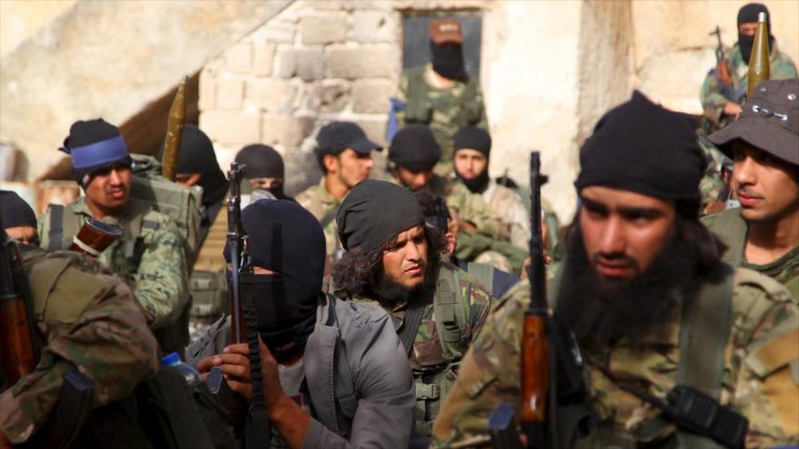 Miembros del grupo terrorista Frente Al-Nusra, rama de Al-Qaeda en Siria, cerca de Ariha, en la provincia noroccidental de Alepo.