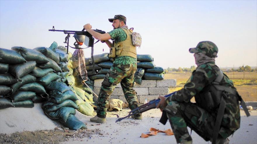 Fuerzas voluntarias iraquíes abren fuego contra terroristas de Daesh.