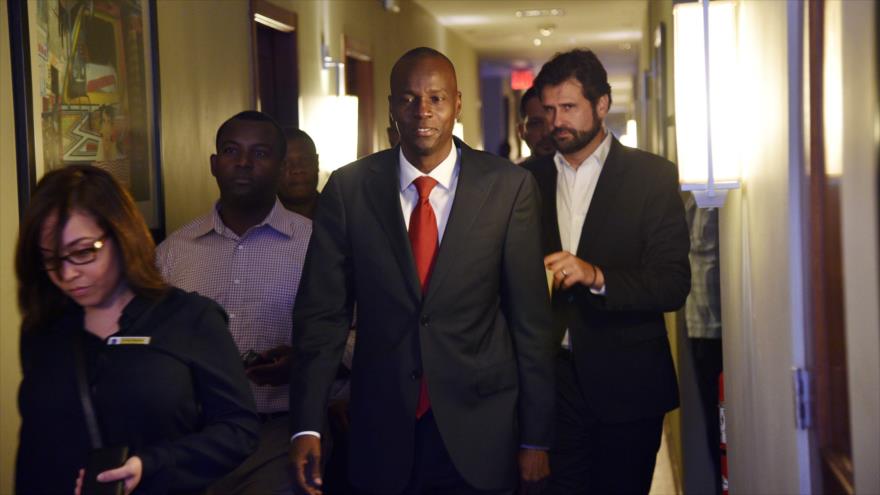 El candidato oficialista a la presidencia de Haití, Jovenel Moise, (centro) llega a una conferencia de prensa en Puerto Príncipe (capital haitiana), 23 de enero de 2016.