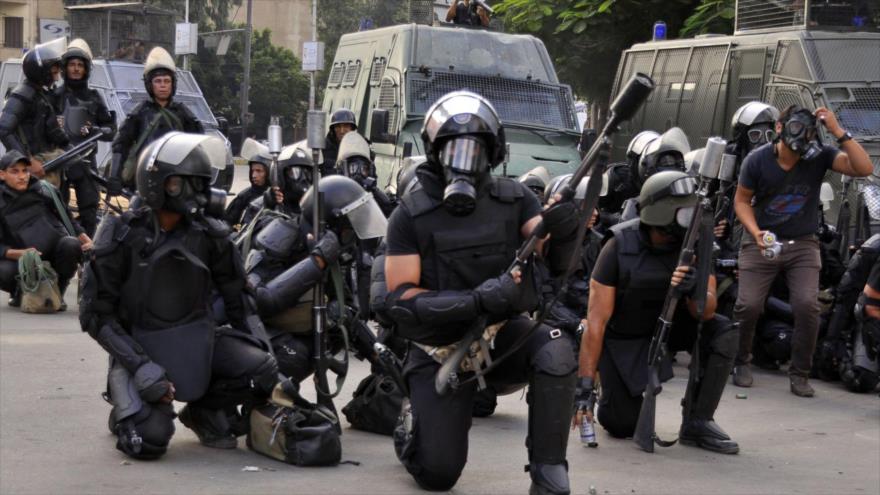 Las fuerzas de seguridad egipcias están en guardia durante una protesta en El Cairo, capital de Egipto.