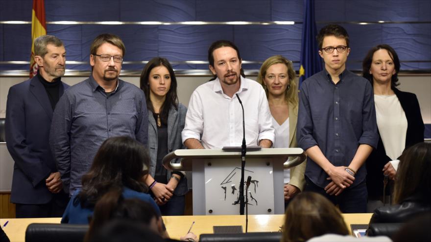 El líder de Podemos, Pablo Iglesias (centro), se dirige a los periodistas en el Parlamento español, en Madrid, flanqueado por miembros del partido, tras haber mantenido una reunión con el rey Felipe VI. 22 de enero de 2016.