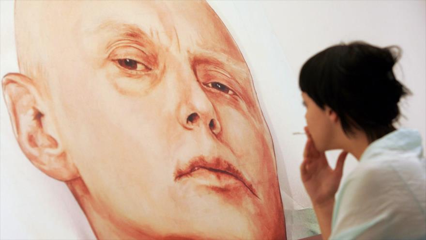 Un dibujo en la galería Marat Guelman en Moscú, Rusia, muestra al exespía ruso Alexander Litvinenko cuando estaba hospitalizado en Londres.