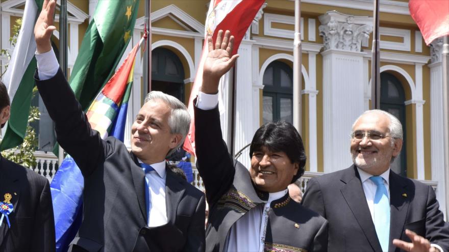El presidente de Bolivia, Evo Morales (centro), su vicepresidente Álvaro García (izda.) y el expresidente de Bolivia, Carlos Mesa, asisten a una reunión para celebrar el acuerdo de la Corte Internacional de Justicia (CIJ) de La Haya sobre la demanda marítima boliviana ante Chile. 24 de septiembre de 2015