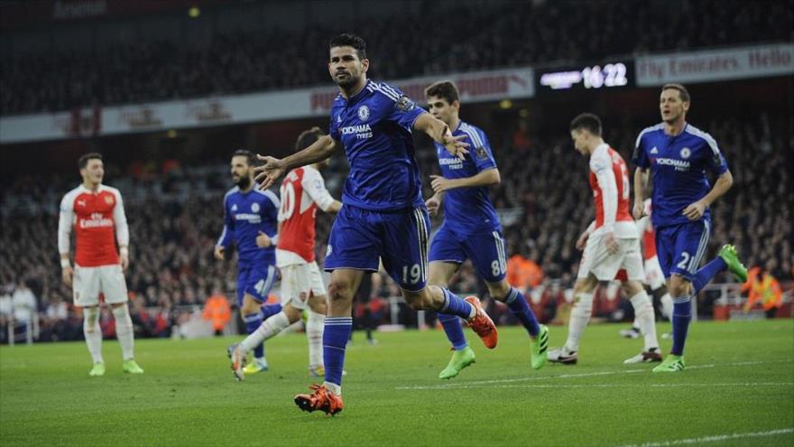 El jugador hispano-brasileño del Chelsea (n19), Diego Costa, festeja su gol ante Arsenal en el derbi londinense, 24 de enero de 2016.