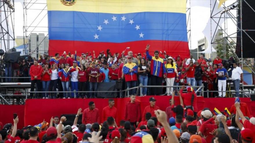 Nicolás Maduro, presidente de Venezuela, entre sus partidarios.