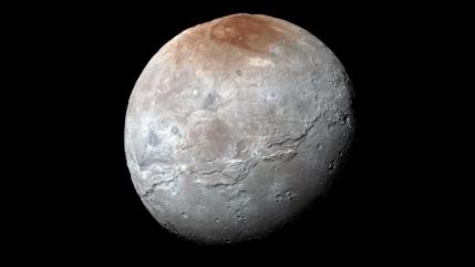 Revelan primera foto del lado oscuro de luna más grande de Plutón