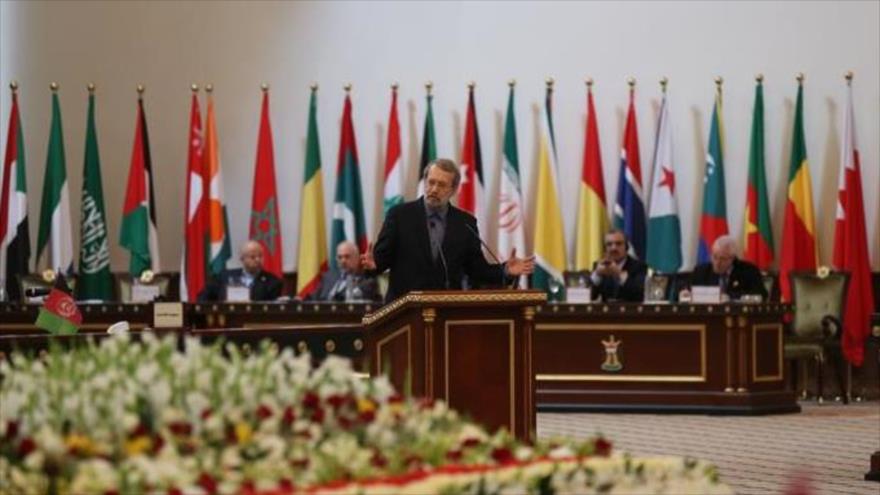 El presidente de la Asamblea Consultiva Islámica de Irán (Mayles), Ali Lariyani, ofrece un discurso en la XI Conferencia de la Unión Interparlamentaria de Países Islámicos (UIPI), en Bagdad, capital iraquí, 24 de enero de 2016.