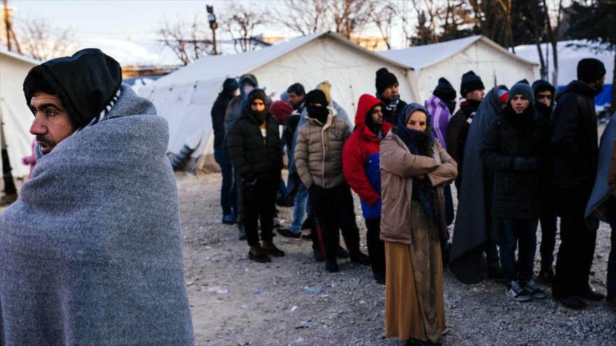 Migrantes y refugiados en un campo de registro en la ciudad serbia de Presevo.
