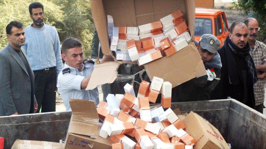 Funcionarios palestinos arrojan a la basura en 2009 productos de la compañía israelí Ahava detectados en tiendas de Cisjordania (este de Palestina). 