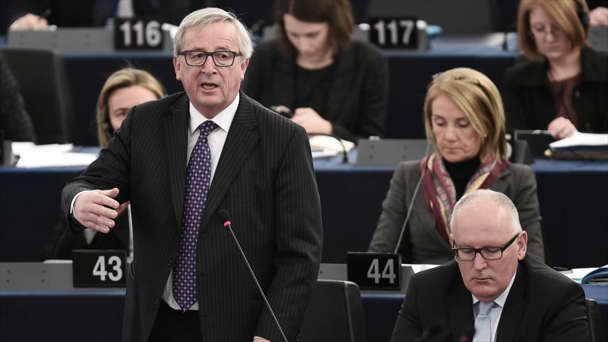 El presidente de la Comisión Europea, Jean-Claude Juncker, interviene en un debate en el Parlamento Europeo, en Estrasburgo (Francia), 20 de enero de 2016.