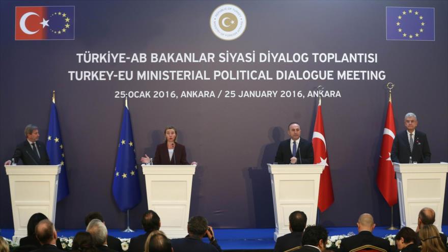 (De izquierda) El comisario de Política Europea de Vecindad y Ampliación, Johannes Hahn; la jefa de la Diplomacia de la UE, Federica Mogherini; el canciller de Turquía, Mevlut Cavusoglu; y el ministro turco de Asuntos Europeos, Volkan Bozkir, ofrecen una rueda conjuta de prensa en Ankara, capital turca, 25 de enero de 2016.