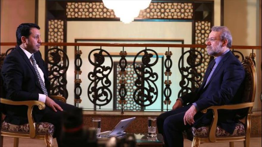 El presidente de la Asamblea Consultiva Islámica de Irán (Mayles), Ali Lariyani, concede una entrevista a la cadena iraquí Al-Iraqiya, 25 de enero de 2016.