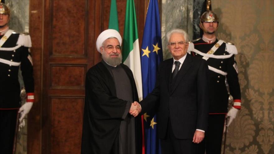 El presidente italiano, Sergio Mattarella, recibe a su par iraní, Hasan Rohani, en Roma, 25 de enero de 2016.