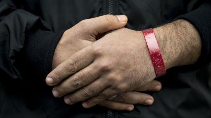 Una pulsera roja identifica a solicitantes de asilo en Cardiff, el Reino Unido.
