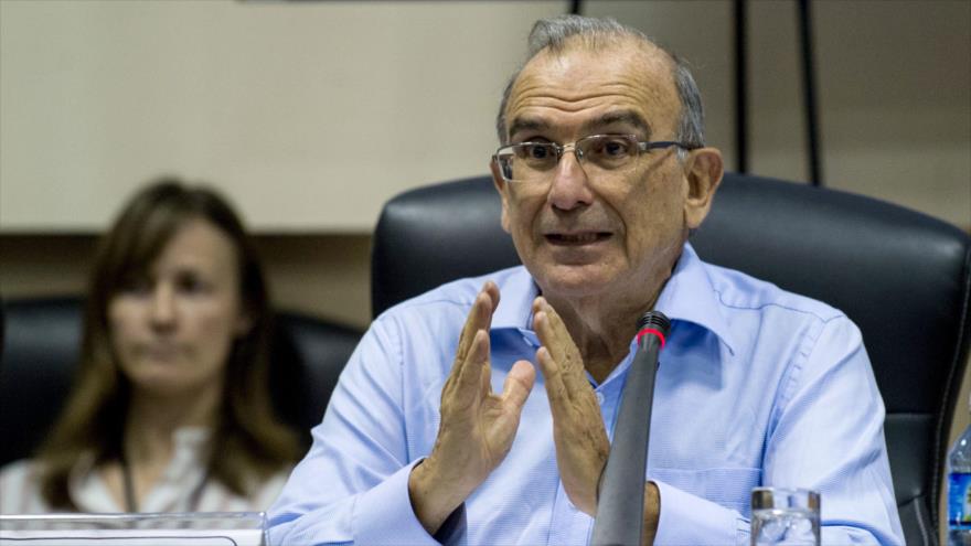 El jefe de la delegación del Gobierno colombiano en las conversaciones de paz, Humberto de la Calle, habla durante una conferencia de prensa en el Palacio de Convenciones de la capital cubana La Habana. 19 de enero de 2016.