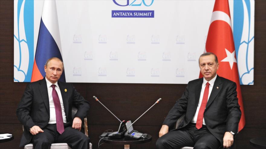 El presidente de Rusia, Vladimir Putin (izq.), se reúne con su par turco, Recep Tayyip Erdogan, en el marco de la cumbre de G20 en Turquía. 16 de noviembre de 2015