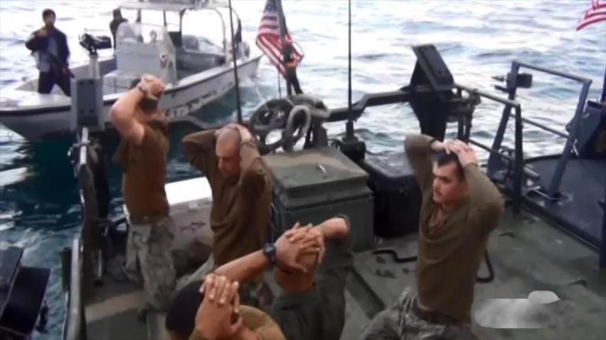La Fuerza Naval del Cuerpo de Guardianes de la Revolución Islámica (CGRI) detiene a 10 marines estadounidenses en sus aguas territoriales en el Golfo Pérsico, 13 de enero de 2016.