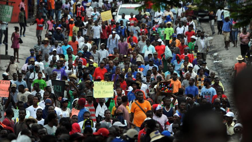Manifestantes haitianos exigen la salida del presidente Michel Martelly y la formación de un gobierno de transición, Puerto Príncipe (capital), 25 de enero de 2016.
