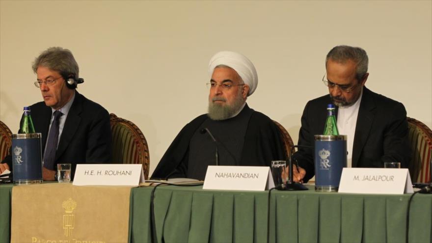 El presidente de la República Islámica de Irán, Hasan Rohani, asiste al Foro Comercial Irán-Italia en Roma, capital italiana, 26 de enero de 2016.