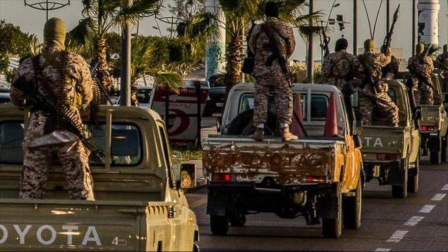 Desfile de los vehículos militares del grupo terrorista EIIL (Daesh, en árabe) en la ciudad libia de Sirte (norte).