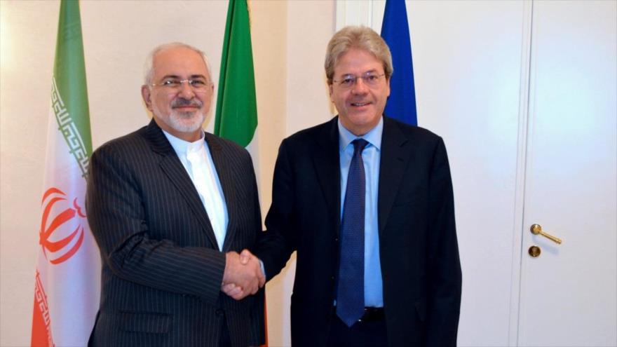 Los cancilleres de Irán (izda.) y de Italia, Mohamad Yavad Zarif y Paolo Gentiloni, respectivamente, se estrechan la mano durante un encuentro en Roma, capital italiana. 26 de enero de 2016