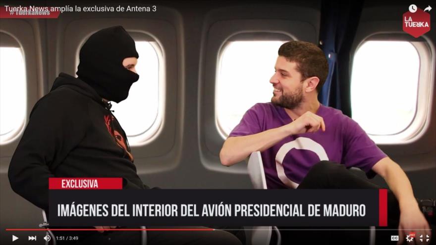 Fotograma de la parodia de La Tuerka en que un supuesto militante de Podemos (dcha.) conversa amistosamente con un supuesto terrorista encapuchado.