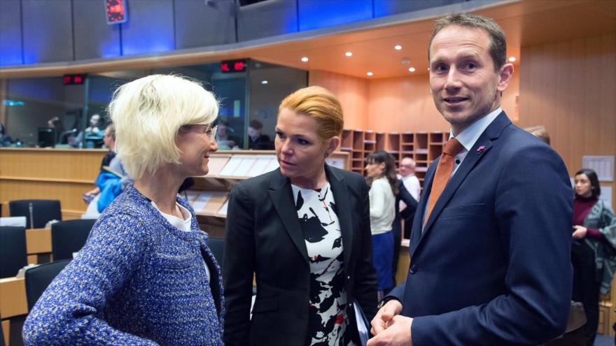 La ministra danesa de Inmigración, Inger Stojberg (centro) y el ministro danés de Asuntos Exteriores, Kristian Jensen (dcha.), participan en una reunión en la sede del Parlamento Europeo en Bruselas (Bélgica), 25 de enero de 2016.