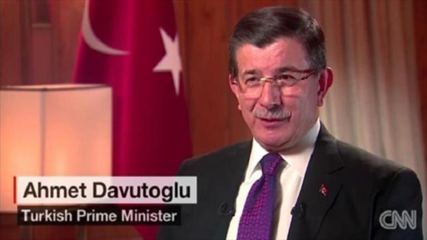 Primer ministro de Turquía, Ahmet Davutoglu, durante la entrevista con la cadena CNN. 26 de enero de 2016