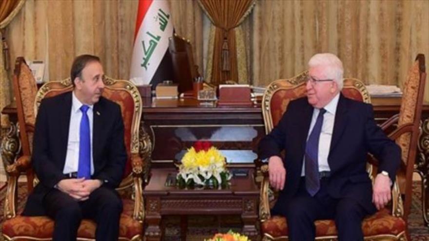 El presidente iraquí, Fuad Masum (dcha.), se reúne con el presidente del Parlamento de Siria, Mohamad Yihad al-Laham, en Bagdad, capital iraquí, 26 de enero de 2016.