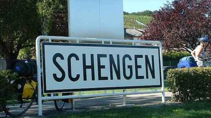 Cartel en la frontera anuncia que ese país es uno de los 28 Estados europeos que pertenecen al espacio Schengen.