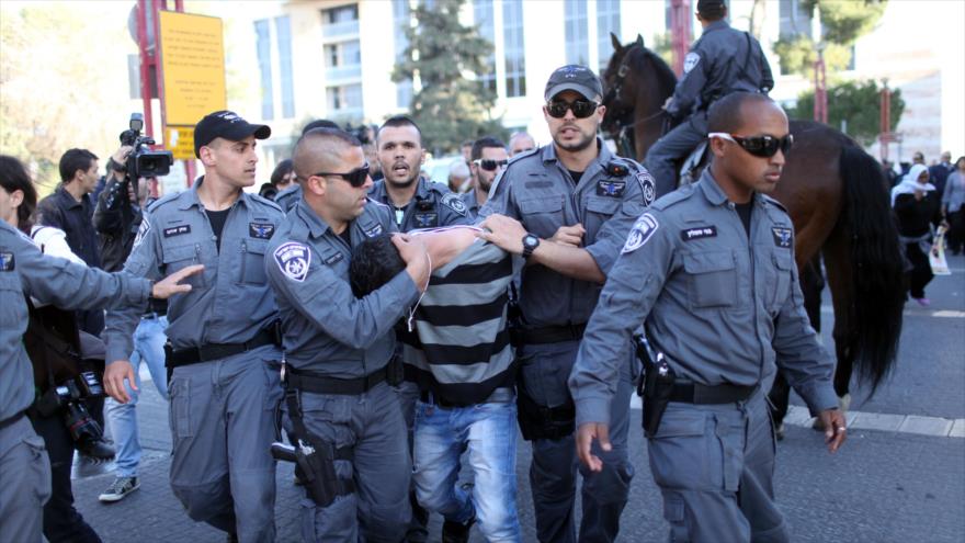 Efectivos de la policía israelí detienen a un joven palestino en la ciudad de Al-Quds (Jerusalén), 21 de febrero de 2013.