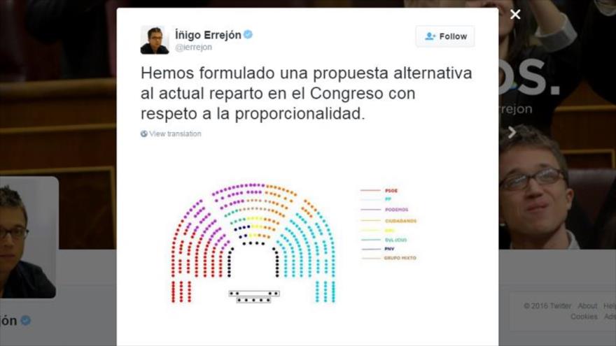 El portavoz parlamentario de Podemos, Íñigo Errejón, publica en su cuenta de Twitter la propuesta de distribución alternativa de los escaños del Congreso español. 27 de enero de 2016.