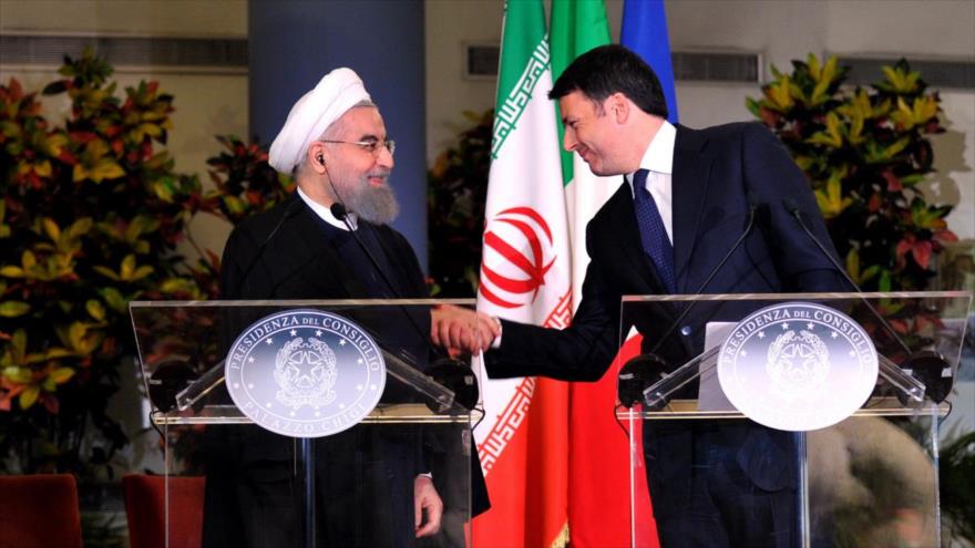 El presidente de Irán (izda.) y el primer ministro de Italia, Matteo Renzi, durante una rueda de prensa conjunta celebrada en Roma, capital italiana, 25 de enero de 2016.