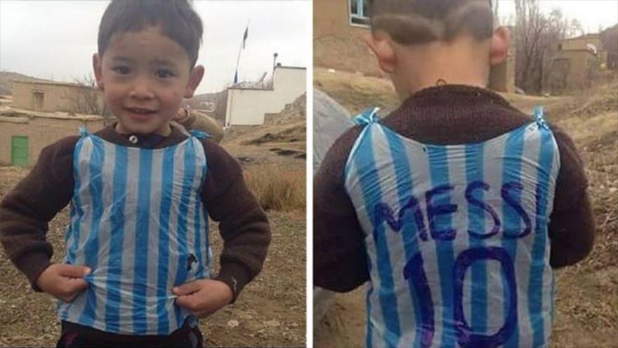 Murtaza Ahmadi (en la foto), un niño que posa con una camiseta de plástico de Lionel Messi es de Afganistán.