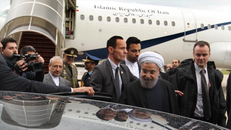 El presidente de Irán, Hasan Rohani, llega al Aeropuerto Le Bourget de París, capital francesa, 27 de enero de 2016.