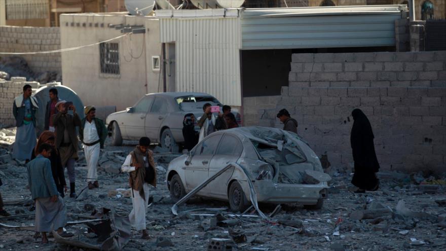 Daños causados a un edifico y vehículos civiles por un ataque aéreo saudí en Saná (Yemen).