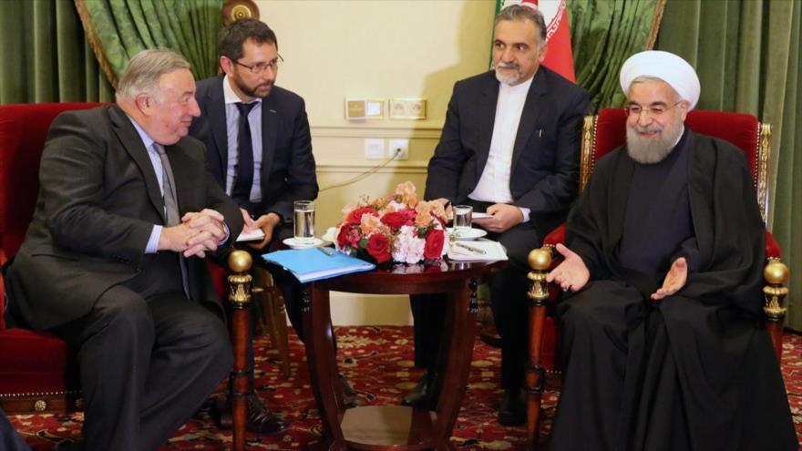 El presidente iraní, Hasan Rohani, se entrevista con el presidente del Senado de Francia, Gerard Larcher, en la capitalina ciudad de París, 27 de enero de 2016.