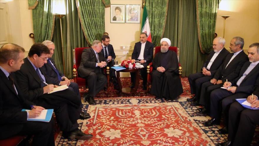 El presidente iraní, Hasan Rohani, se entrevista con el presidente del Senado de Francia, Gerard Larcher, en la capitalina ciudad de París, 27 de enero de 2016.