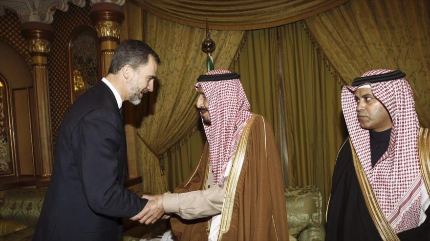 Los reyes de España (izda.), y de Arabia Saudí, Felipe VI y Salman bin Abdulaziz Al Saud, respectivamente, se estrechan la mano durante un encuentro en Riad, capital saudí.