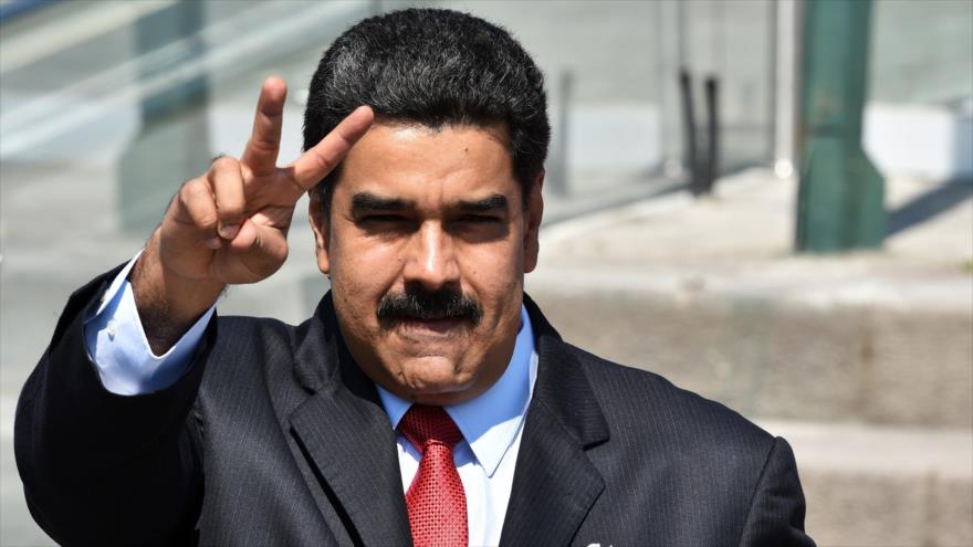 El presidente de Venezuela, Nicolás Maduro, hace el gesto de la victoria durante la IVª Cumbre de la Comunidad de Estados Latinoamericanos y Caribeños (Celac) en Quito, capital de Ecuador, 27 de enero de 2016.