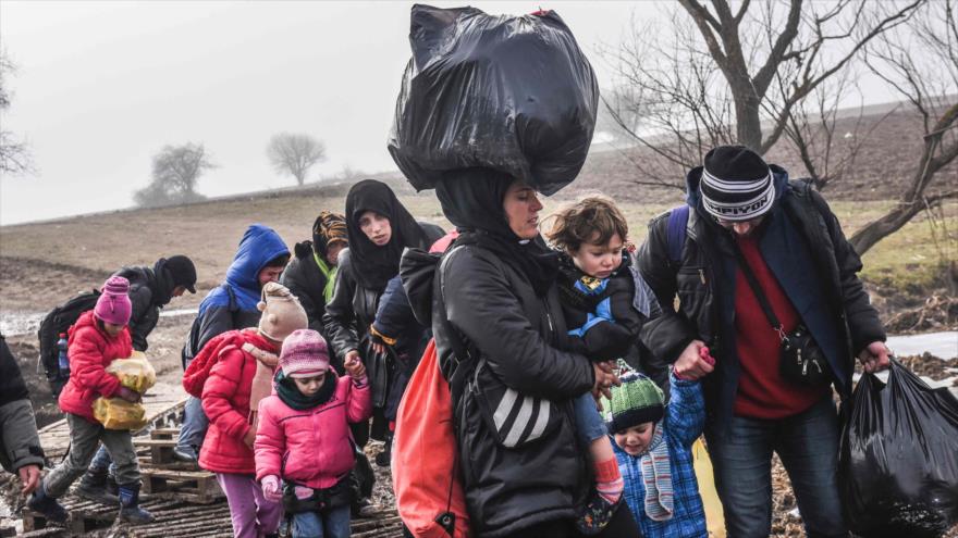 Refugiados caminan por un campo cerca del pueblo meridional serbio de Miratovac, junto a la frontera con Macedonia. 27 de enero de 2016