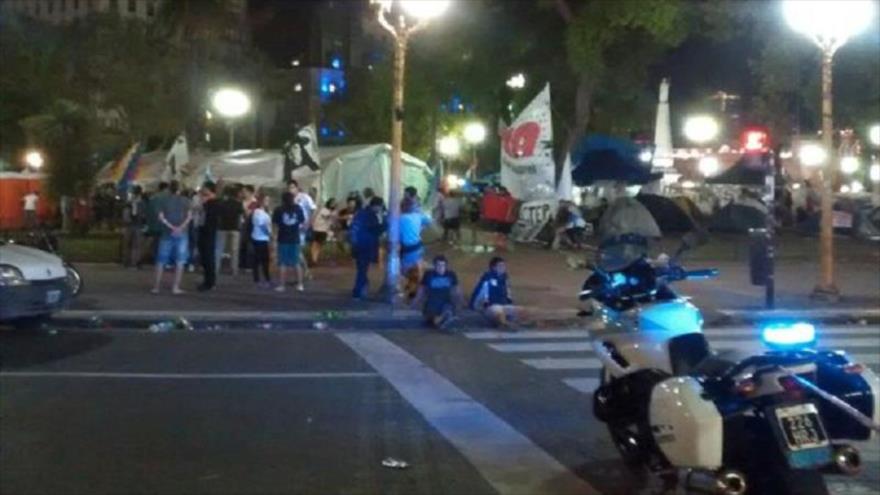 La policía amenaza con desalojar el acampe en Plaza de Mayo en la ciudad de Buenos Aires, Argentina, que se realiza para exigir la libertad de la diputada y dirigente social Milagro Sala, 27 de enero de 2016.