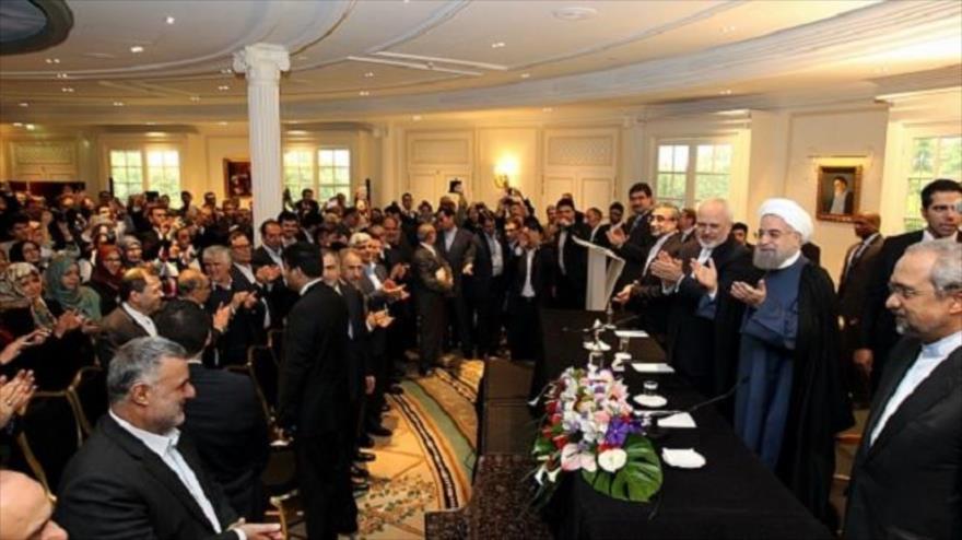 Hasan Rohani, presidente de Irán, da un discurso ante iraníes residentes en París, capita francesa, 27 de enero de 2016. 