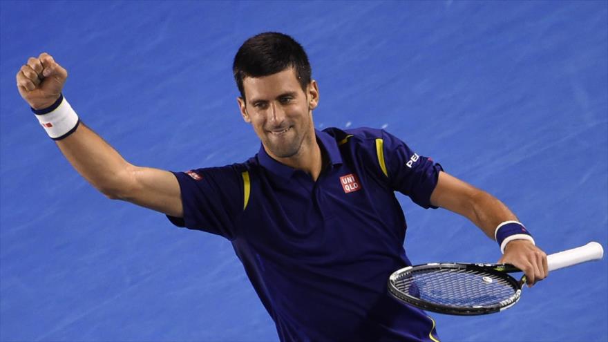 El serbio Novak Djokovic celebra su pase a la final del Abierto de Australia después de ganar al suizo Roger Federer en cuatro sets, 28 de enero de 2016.