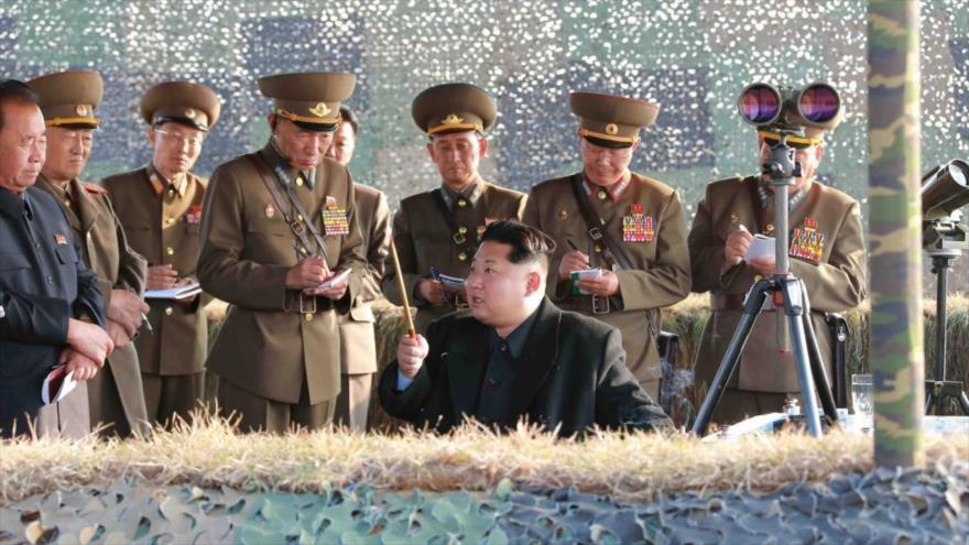 El líder norcoreano, Kim Jong-un observa un simulacro de lanzamiento de cohete.