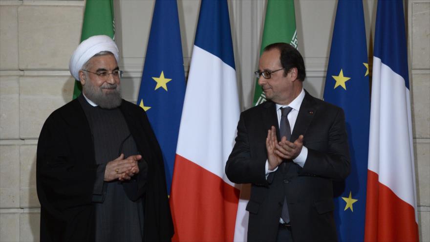 Los presidentes de Irán y Francia, Hasan Rohani y François Hollande, asisten a la ceremonia de rúbrica de acuerdos bilaterales, en el parisino Palacio del Eliseo, 28 de enero de 2016.