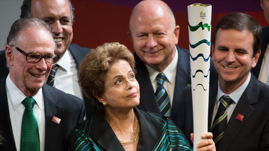 La presidenta de Brasil, Dilma Rousseff presenta la antorcha olímpica de los Juegos de Río 2016.